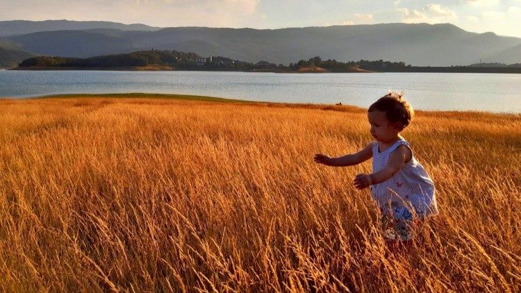 Dijete pored Ramskog jezera - Foto: Zoran Stojanović
