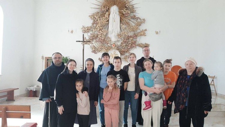 Photo de groupe au sanctuaire de Notre-Dame de Fatima à Matkivtsi, en Ukraine.