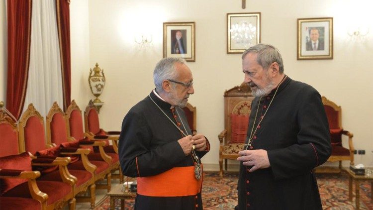 Mgr Pascal Gollnisch discute avec Mgr Raphaël Minassian, patriarche libanais de Cilicie des Arméniens, communauté qui compte environ 600 000 fidèles dans le monde.