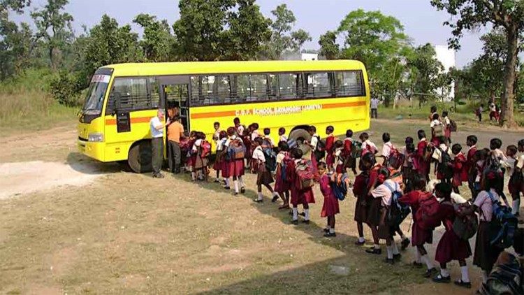 Uno scuolabus che porta i piccoli studenti nell'istituto fondato dai Padri Dottrinari a Bayangdih (Jareya), nel nordest dell'India