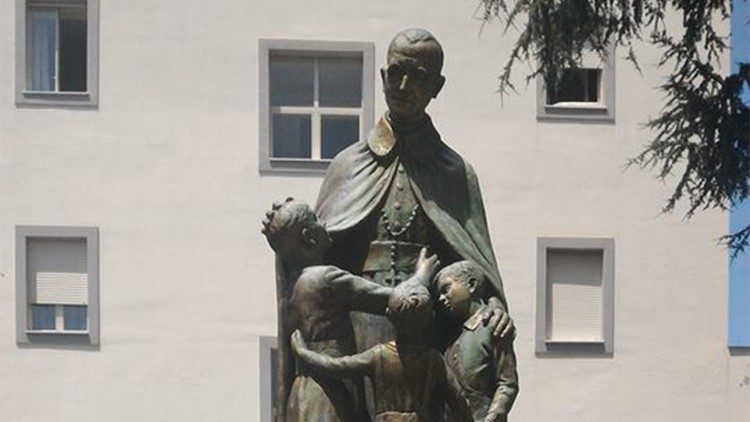 Estatua de padre Justino Russolillo en Nápoles, Italia