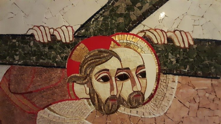 Ignatius hilft Christus beim Tragen des Kreuzes: Mosaik in der Kirche von Manresa
