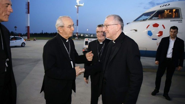 Zagabria. Il cardinale Parolin saluta il presidente dei vescovi croati, l'arcivescovo Želimir Puljić (Bernard Čović - Agenzia d'informazione cattolica)