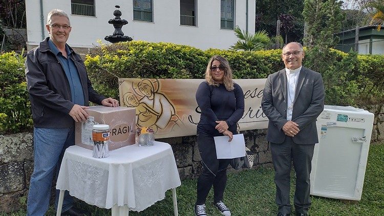 Diocese de Petrópolis entrega eletrodomésticos e móveis