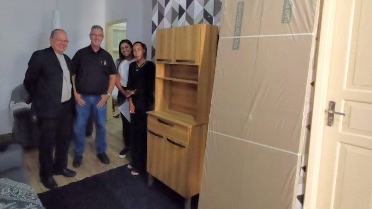 Diocese de Petrópolis entrega eletrodomésticos e móveis