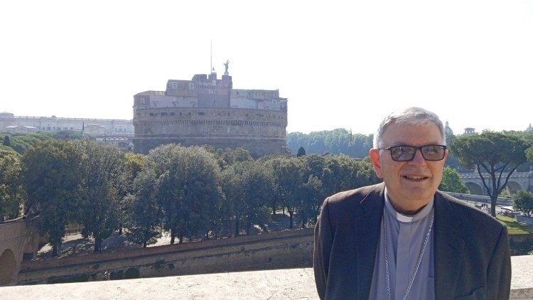 Monseñor Carlos Collazzi, obispo de Mercedes, Uruguay, desde la terraza de Radio Vaticana.