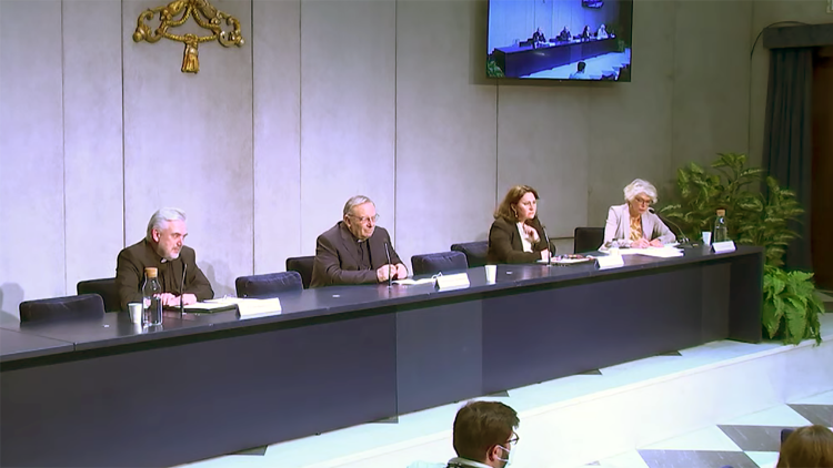 La conferenza stampa di presentazione del messaggio del Papa nella Sala Stampa della Santa Sede