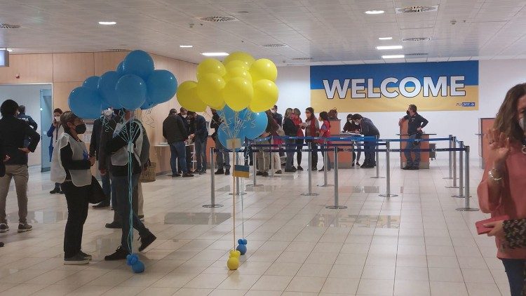 Acogida de niños huérfanos ucranianos a su llegada a Italia