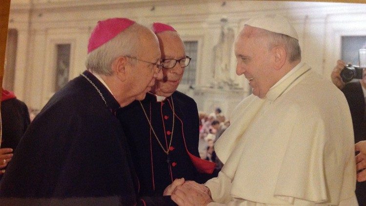 Monseñor Aranguren saludo al Papa Francisco en una de sus visitas a Roma
