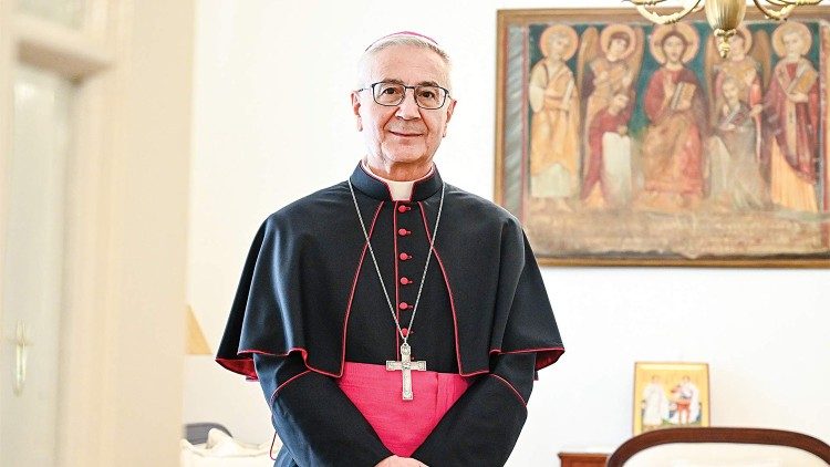 Монсеньор Лучано Суриани