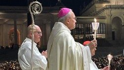 Mons.-Edgar--Parra-alla-processione-nel-Santuario-di-Fatima-12-maggio-2022.jpg