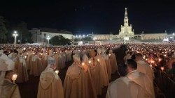 Processione-nel-Santuario-di-Fatima-con-mons.-Edgar--Parra-12-5-2022.jpg