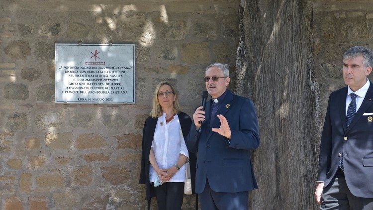Inauguración de la placa. En la foto Monseñor Pasquale Iacobone, Raffaella Giuliani y Michele Marocco