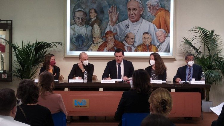 Tisková konference v budově Vatikánského rozhlasu