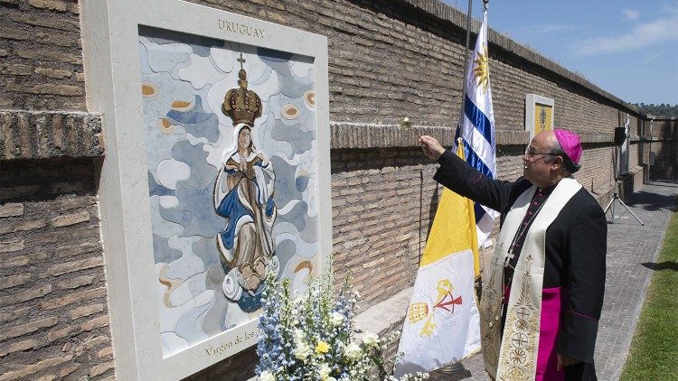 Кардинал Даниел Стурла открива изображението на Девата от „Трейнта и Трес“ във Ватиканските градини, 2022.05.17 