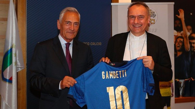 El Cardenal Mauro Gambetti recibe la camiseta de la selección italiana 