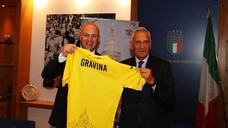 Il vicepresidente Nicola Vignola di ASD Sport in Vaticano (sx) tiene la nuova maglia della squadra insieme al presidente della FIGC, Gabriele Gravina