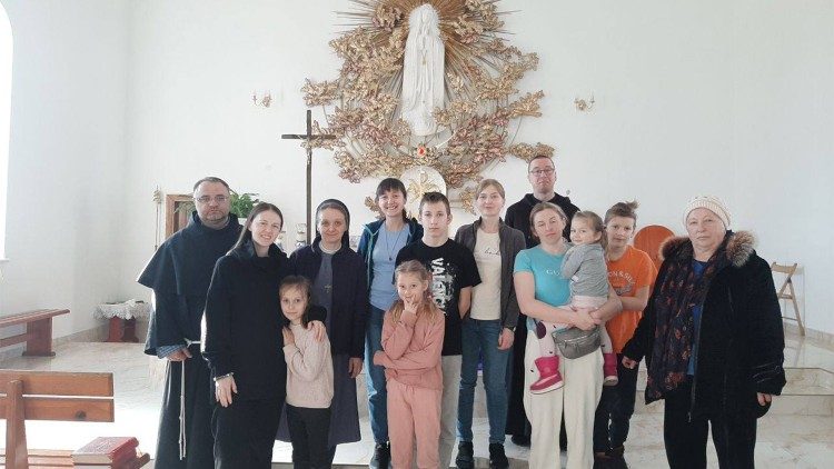Irmã Svitlana Matsiuk junto a famílias de refugiados no Santuário de Nossa Senhora de Fátima de Matkivtsi