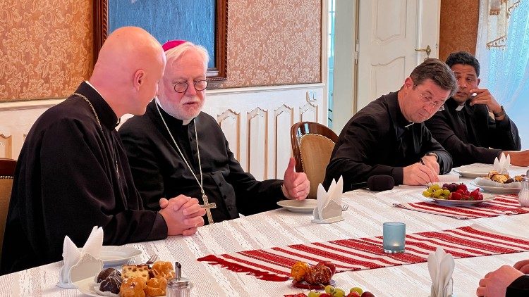 Monseñor Gallagher en la Curia greco-católica de Leópolis