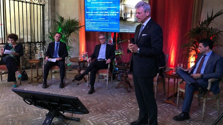 Un momento della presentazione a Palazzo Borromeo, sede dell'Ambasciata d'Italia presso la Santa Sede. In piedi, l'ambasciatore Di Nitto