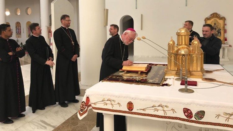 La firma di monsignor Gallagher sul Libro d'onore nella cattedrale di Kiev