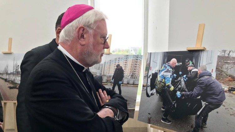Monsignor Gallagher guarda le immagini custodite nella chiesa ortodossa di Sant'Andrea che raccontano l'esumazione dei corpi a Bucha