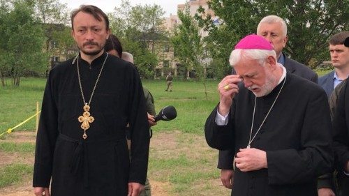 Mons. Gallagher sa modlil pri masových hroboch v Buči