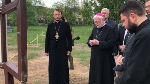Arcibiskup Gallagher se modlil před masovým hrobem v Buči