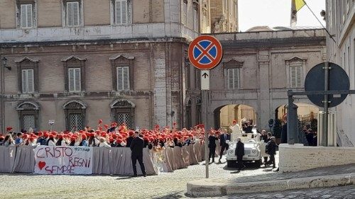 Papst an Firmlinge: „Streitet und tratscht nicht“