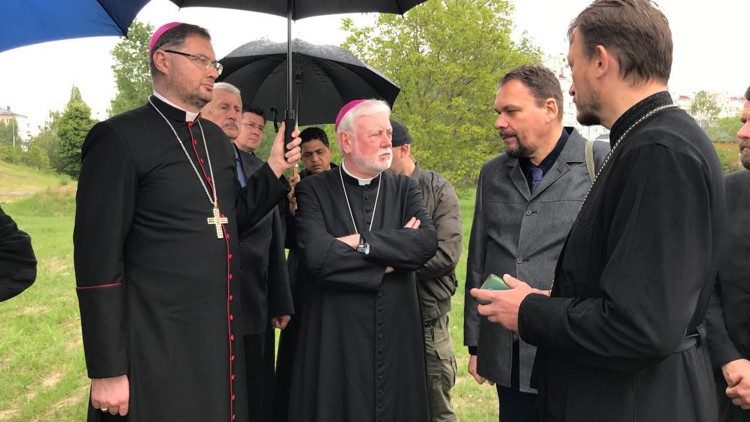 Da sinistra il nunzio mons. Visvaldas Kulbokas con mons. Paul Richard Ghallager e un prete ortodosso della Chiesa ortodossa d’Ucraina a Bucha