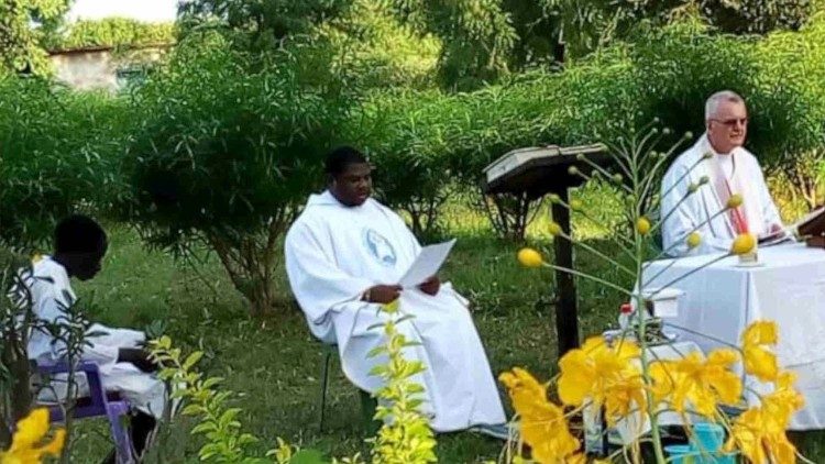 Padre Tim Galvin presiede una celebrazione eucaristica in un giardino di Riwoto