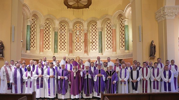 Articolo4_Foto di gruppo dei sacerdoti Predicatori dellì Eucaristica, 3-6 aprile