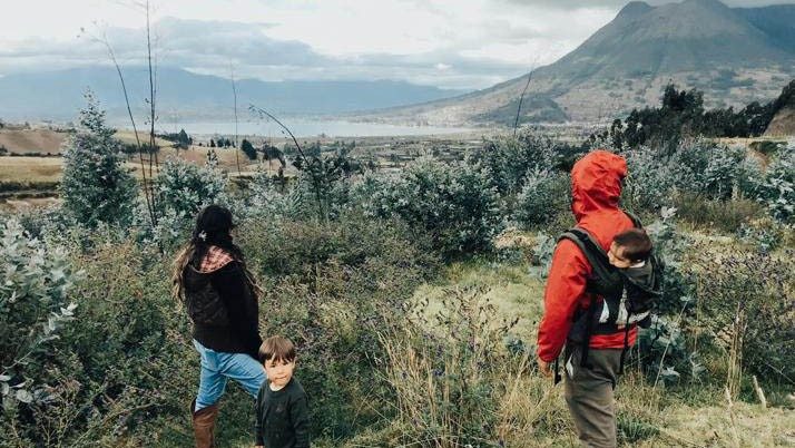 Giuliana, Agustin, Mateo e Juan Jose fanno un'escursione vicino al lago San Pablo in Ecuador