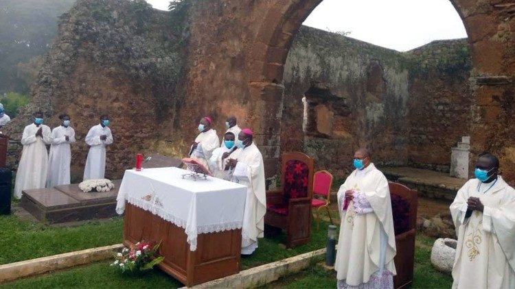 Angola’s liturgists celebrating Mass at Mbanza Congo’s Kulumbimbi ruins.