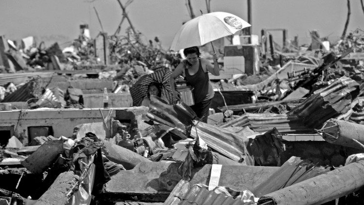 Una mujer evalúa los daños después del tifón Haiyan. Foto de A.G. Saño. 