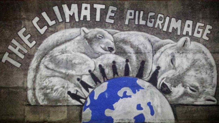 Saño y otros activistas climáticos terminaron el mural de arriba en Italia durante la Peregrinación Climática de 2018.