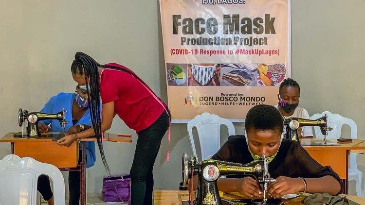 Salesian Youth Centre in Lju produces masks - Source ANS