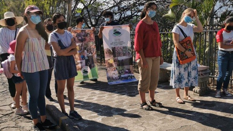 Linda, Ximena, Edna e Ana partecipano alla Via Crucis ecologica, con il Capitolo del Movimento Laudato si' Honduras, prima della Settimana Santa a Tegucigalpa, in Honduras.