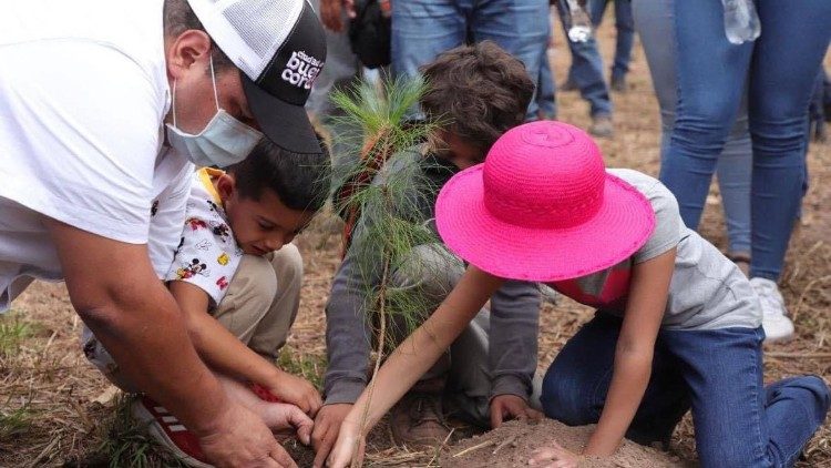 Ximena, junto con otros niños de la Aldea Suyapa y el alcalde de Tegucigalpa, plantando un árbol el 22 de abril, Día de la Tierra
