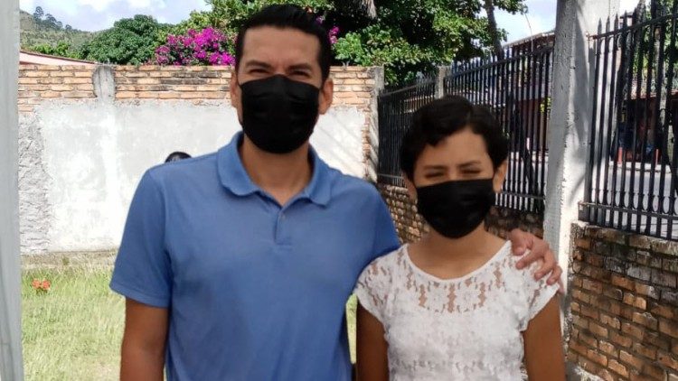 José Luis y Ana recogiendo firmas para la Petición Planeta Sano, Gente Sana en Tegucigalpa, Honduras.