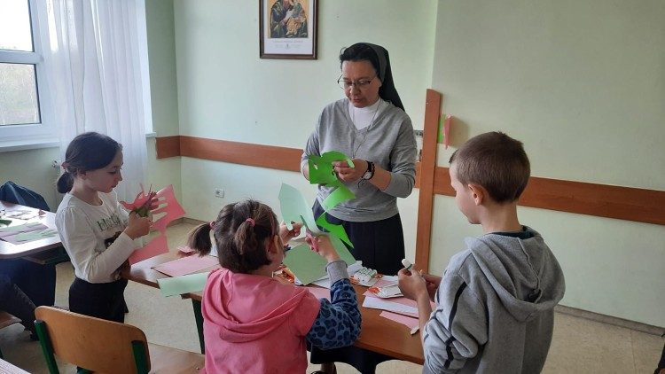 Сестра Анна Заінчковська з дітьми-біженцями 