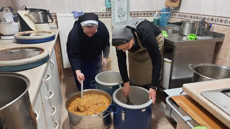 Сестра Анна Заінчковська допомагає на кухні