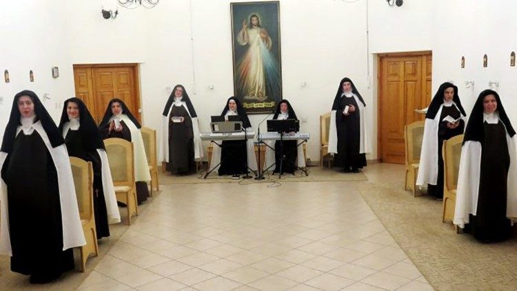 Сестри кармелітки на молитві  