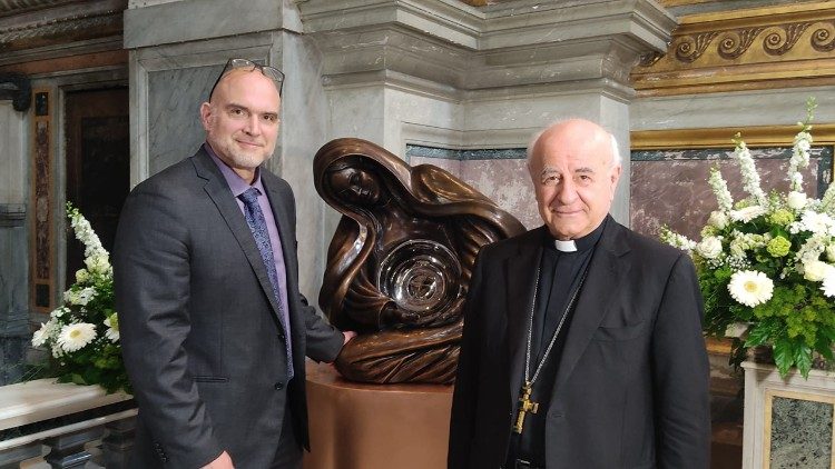 Monsignor Vincenzo Paglia e l'artista canadese Timothy Paul Schmalz