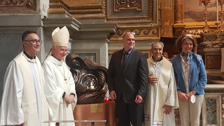 Mons. Paglia bendijo el monumento a la vida en la Iglesia San Marcelo, Roma