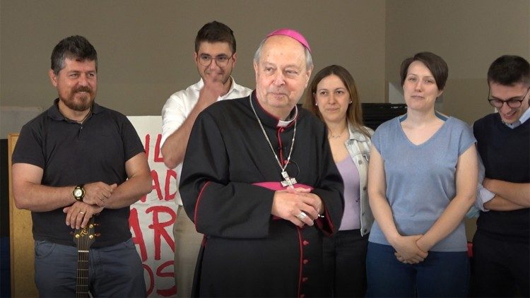 Monsignor Oscar Cantoni, vescovo di Como, ieri dopo l'incontro con i giovani della diocesi 