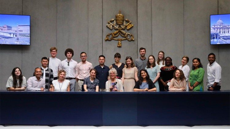 Los jóvenes participantes del proyecto en la Oficina de Prensa de la Santa Sede.