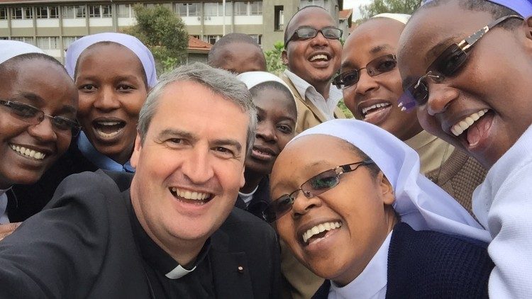 Padre Andrew Small con alcune suore partecipanti al workshop di Nairobi