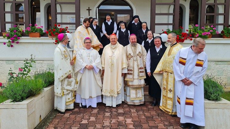 Cluj, foto de grupo con el Prefecto de la Congregación para las Iglesias Orientales en Rumanía