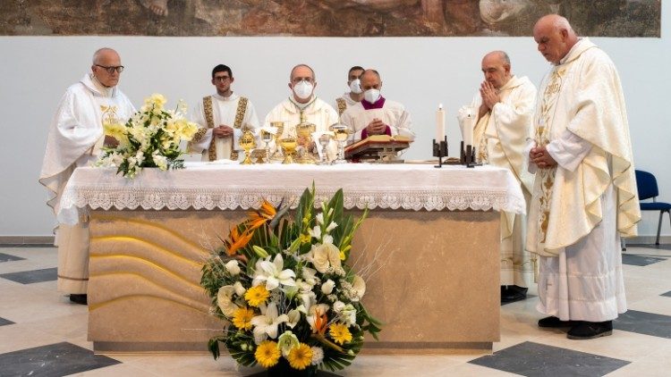 Un momento della liturgia eucaristica. a destra il parroco don Lorenzo Gallizioli, a sinistra monsignor Fortunato Frezza